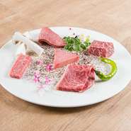 松阪市の自社飼育場で長期熟成で育てられる究極の黒毛和牛、松阪牛のおいしさを満喫できる一皿。その日一番のサーロイン、ランプ、イチボ、希少部位などを日替わりで5種類盛り付け。焼肉で豪快にどうぞ。