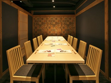 大切なゲストをもてなす接待に、優美な個室で和やかに会食を