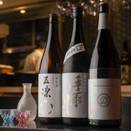 日本酒の一本一本には、蔵元の技が息づいています。米、水、そしてつくり手の思いが静かに響く、優雅で深みのある味。地酒の奥行きをじっくりと感じられる日本酒が揃います。