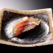 上島商店さんがこだわっている七尾のアジ！アジの概念が変わる美味しさで当店自慢のオススメのお寿司です。

