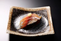 上島商店さんがこだわっている七尾のアジ!アジの概念が変わるおいしさで当店自慢のオススメのお寿司です。