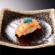 金沢の大きな甘海老は甘くてエビの旨味が強烈です。プチプチの卵とご一緒にお召し上がりください。

