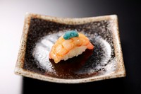 金沢の大きな甘海老は甘くてエビの旨みが強烈です。プチプチの卵とご一緒にお召し上がりください。