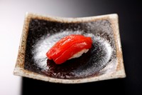 上島商店から仕入れる天然のまぐろ!上品なまぐろの風味が口の中に広がります。
