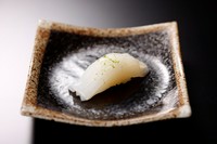 その季節のおすすめのイカをご提供します。酢橘とお塩でお召し上がりください。