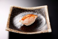 皮だけサッと炙ることでのどぐろを1番おいしくお召し上がりいただけます。白身魚の王様の上品な脂をお楽しみください。