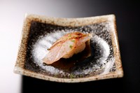 炙ることで香ばしさが口の中に広がります。塩と酢橘でお召し上がりください。