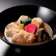初代しほがまから受け継がれた治部煮。片栗粉でとろみをつける治部煮が主流だが本来の治部煮は小麦粉で作ります。本物の治部煮をぜひランチやディナーでお召しがりください。

