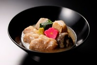 初代しほがまから受け継がれた治部煮。片栗粉でとろみをつける治部煮が主流だが本来の治部煮は小麦粉で作ります。本物の治部煮をぜひランチやディナーでお召しがりください。