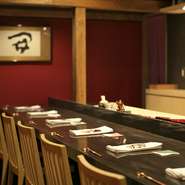 カウンターや個室など、多彩なシーンで利用ができます。日本酒やワインなど、お酒の種類が豊富な点もうれしいところ。優美な空間で好みのお酒を味わいながら過ごす贅沢な時間。デートや友人との会食におすすめです。