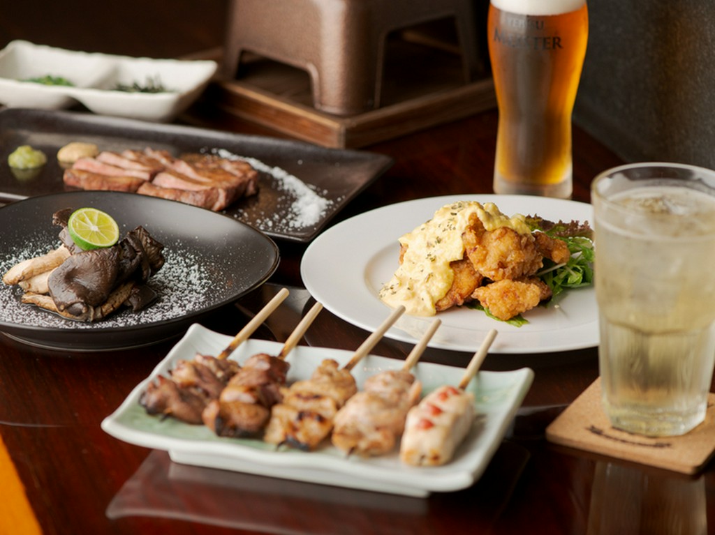 料理人が丁寧に仕上げる自慢の一品、焼鶏へのこだわりは食材から