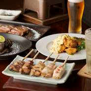 「仕込みからお客様の口元まで」をモットーに、徹底したこだわりの元で仕上げられる焼鶏には、国産の厳選された食材が使用されています。