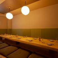 和の雰囲気を基調とした個室仕立ての三階は、特別な時間を過ごすにふさわしい、まさに【炭火焼鶏Ryo　片町店】のVIPルーム。利用は10名以上、16名まで。貸し切りについては応相談となっています。