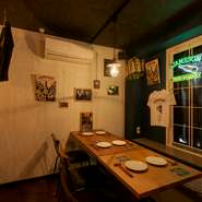 活気のある雰囲気に包まれているのが、二階に設えられたテーブル席。宴会など、ワイワイと賑やかなシチュエーションにピッタリの空間作りに、若いスタッフ一同が力添えしています。