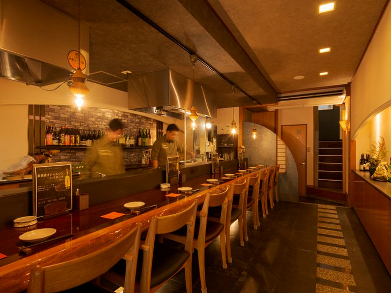 落ち着いた雰囲気で料理を楽しめる、一階カウンター席