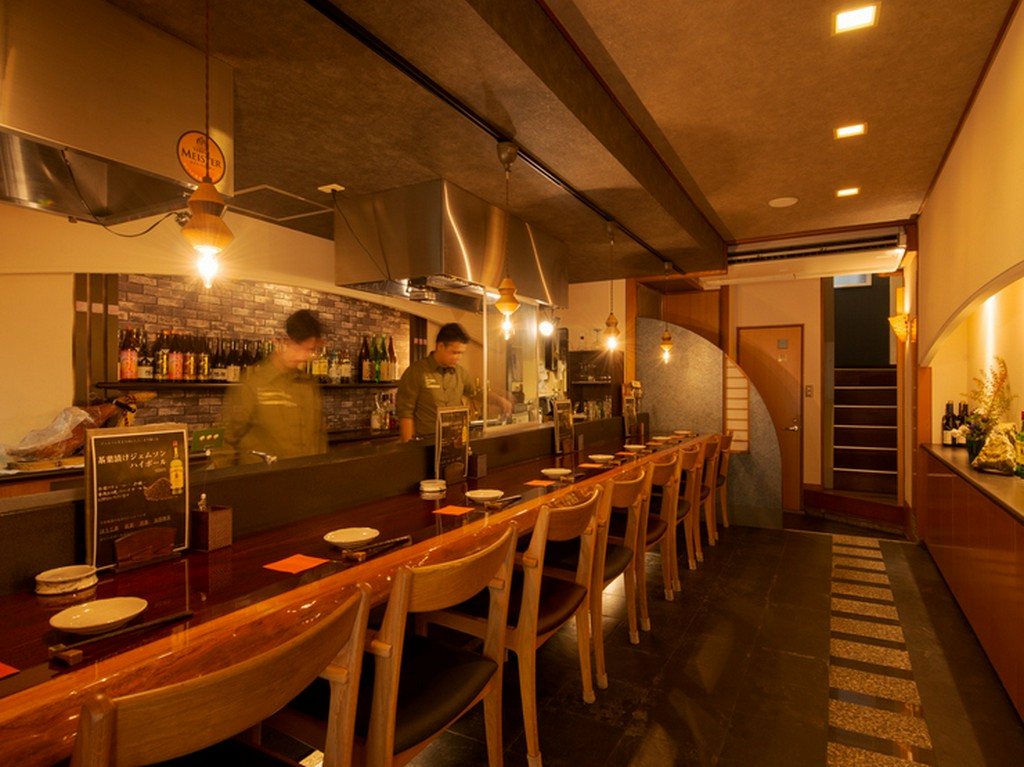 落ち着いた雰囲気で料理を楽しめる、一階カウンター席
