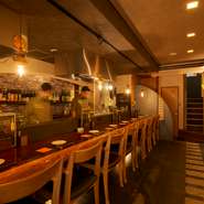 一階に設えられた8席のカウンター席は、落ち着いた雰囲気が醸し出されています。カップルや友人同士での語らいはもちろんのこと、贅沢な1人の時間を満喫するにもピッタリです。