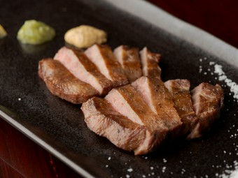 最高の焼き加減で提供する料理の数々と旨み引き立つ炭の香り