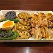 幸せが詰まった鶏重。晩ご飯や来店時のおみやにどうぞ。