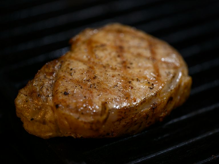 新鮮な地元の食材を主役に据え、その持ち味を存分に引き出す