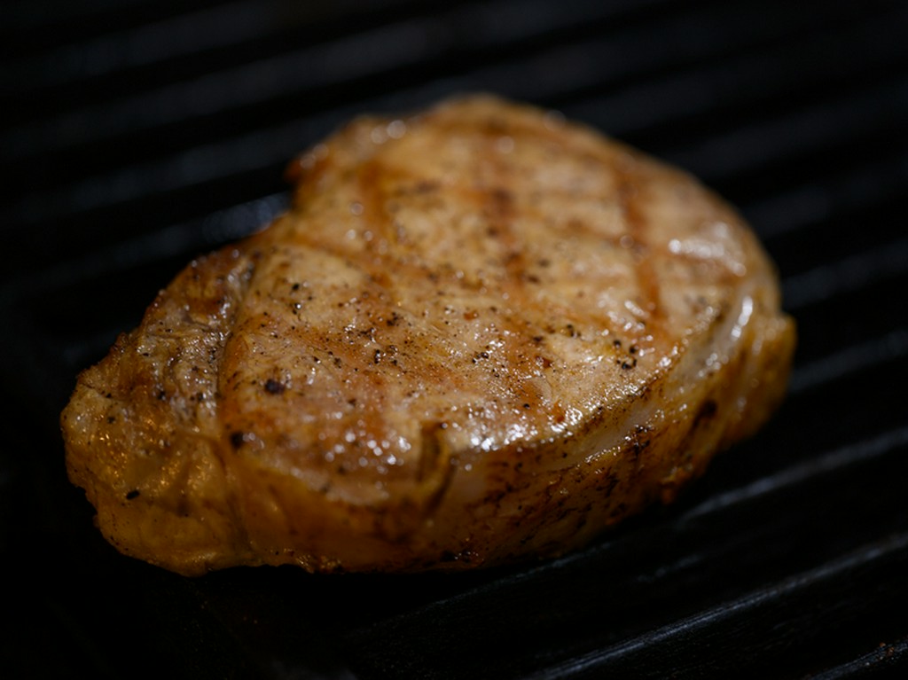 新鮮な地元の食材を主役に据え、その持ち味を存分に引き出す