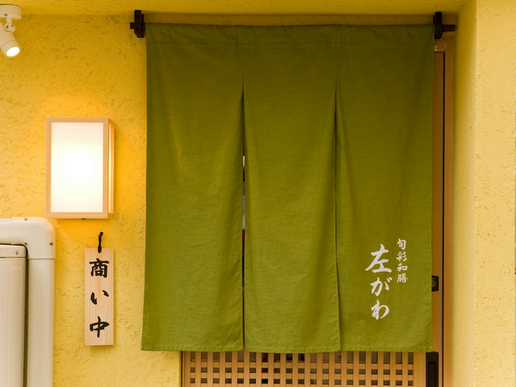 新中野駅から徒歩1分。ランチも営業中