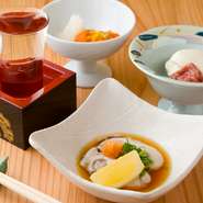 上品な雰囲気ですが高級店というわけではなく、旬の酒肴や季節ごとの限定酒を誰でも利用しやすい価格で堪能できます。写真は『厚岸産牡蠣』『クリームチーズ酒盗がけ』『ほやの塩辛』。