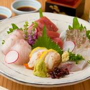 マグロ好きの方は要チェック！【左がわ】では生の本まぐろにこだわり、毎日選りすぐりの素材を仕入れています。自慢の素材を『刺身盛り合せ』で堪能できます。　