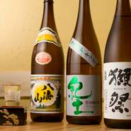 料理に合わせる日本酒は全国から、ゲストの好みに合うようバランスよく品揃え。定番のほか、常時二銘柄ほどの『季節のおすすめ』も用意されています。