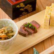 三品は「定番の出汁巻玉子」「季節の野菜の和えもの」「肉・魚の一品料理やお寿司」を基本に日替わりで提供しています。※お通し代として500円頂いております