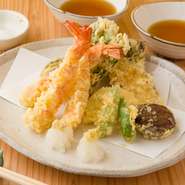 「前職では毎日天ぷらを揚げていました」と店主。胡麻油を加えた綿実油でからりと揚げる天ぷらは、海老が2尾、季節の野菜やきのこなど盛りだくさんです。