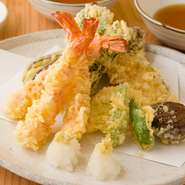 店主の佐川氏は、日本料理店で天ぷらを長く担当し、腕に覚えありとのこと。専門店の味わいを、庶民的な価格で提供しています。『天ぷら盛り合わせ』のほか『穴子一本揚げ』もおすすめです。
