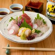 旬の鮮魚は季節替わりとなりますが、まぐろだけは常時、定番でいいものを仕入れています。こだわりの「生本まぐろ」は『刺身盛り合わせ』で。