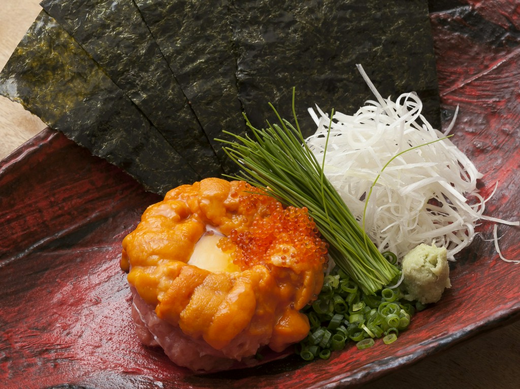 生うに×マグロにとろける！　『うにとろユッケ 焼海苔添え』
