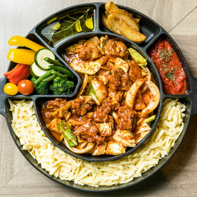 特製ダレで味わう『チーズタッカルビフォンデュ』
