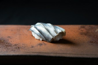 脂ののった一番良い産地のこはだを仕入れ、酸味の強い米酢でキリッとしめる『こはだ』