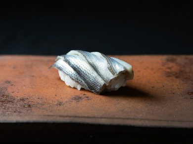 脂ののった一番良い産地のこはだを仕入れ、酸味の強い米酢でキリッとしめる『こはだ』