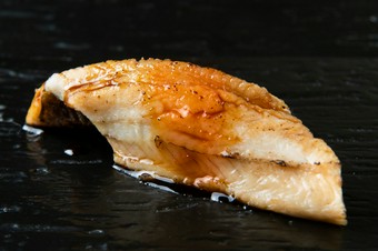 甘めのタレで味付けた対馬産の上質な穴子を使用。口の中でふわっと溶けるような味わいの『穴子』