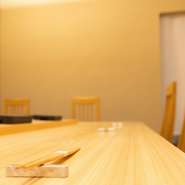 メインの客層は40～60代の男性客ですが、30～40代の女性客でも気兼ねなく、美味しいお寿司とお酒をゆっくり楽しめる店です。とくに遅い時間には、種類の豊富なお酒を楽しむゲストで賑わっています。