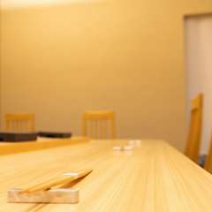 美味しい一品料理や寿司をあてに、お酒をゆっくり楽しめる