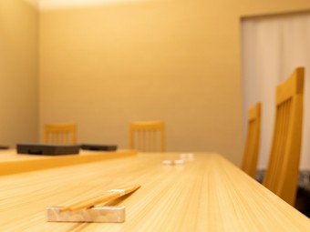 美味しい一品料理や寿司をあてに、お酒をゆっくり楽しめる