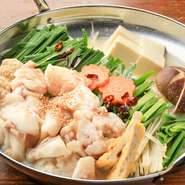 国産の新鮮なもつを使った人気の鍋料理。豚骨を10時間コトコト煮込んだ塩ベースのスープが絶品です。ニラやキャベツなどの野菜もたっぷり入った、ヘルシーさも魅力。