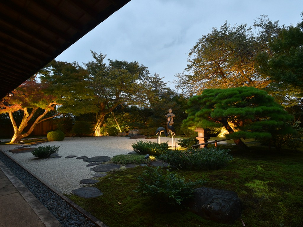 現代数寄屋造りの邸宅をリノベーション。美しい庭園を望んで