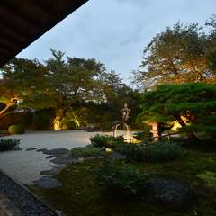 現代数寄屋造りの邸宅をリノベーション。美しい庭園を望んで