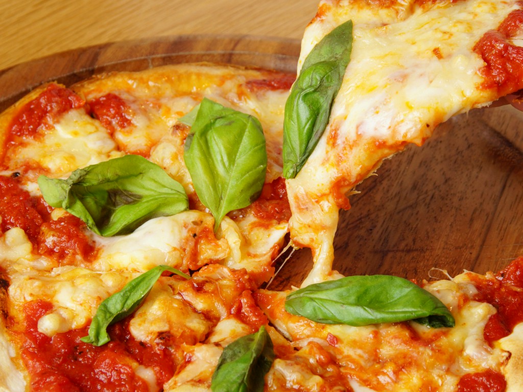 十分な熱量のコンベクションオーブンで焼き上げる『ピザ』