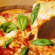 ピザ用のトマトソースはもちろん自家製。マルゲリータ、トマト＆ベーコン、スパイシーサラミなど。この先、食事面での充実を考え、和歌山県産のしらすや、有機野菜などを載せたピザも増やしていく予定。