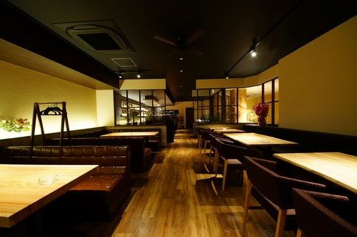 和歌山でも最大級の広さを誇る店内。重厚なテーブルもこの広さ