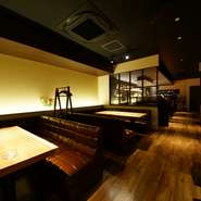 高級感ある落ち着いた館内はガラス壁で3部分にコーナーを分けることができ、企業の小パーティーから女子会まで、グループでの貸し切り利用も可能です。お料理の内容と併せてお気軽にご相談ください。