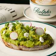 アボカド　トースト