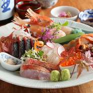 信頼を置く鮮魚店から、日本酒に合わせたい四季折々の魚介を毎日仕入れ。店主が自信を持っておすすめする一皿です。お造り等によく合う日本酒『弥助』とともにぜひ。仕入れによって内容・価格は変わります。
